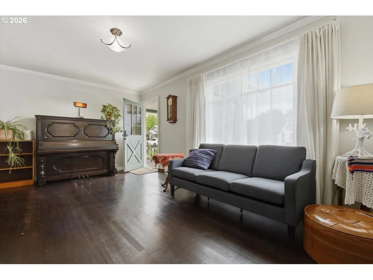 Living Room/Entrance