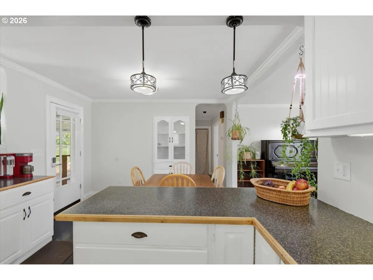 Kitchen/Dining Room-Island