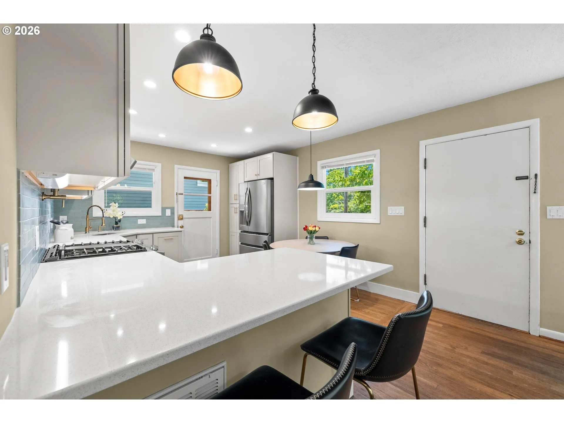 Kitchen-Breakfast Bar