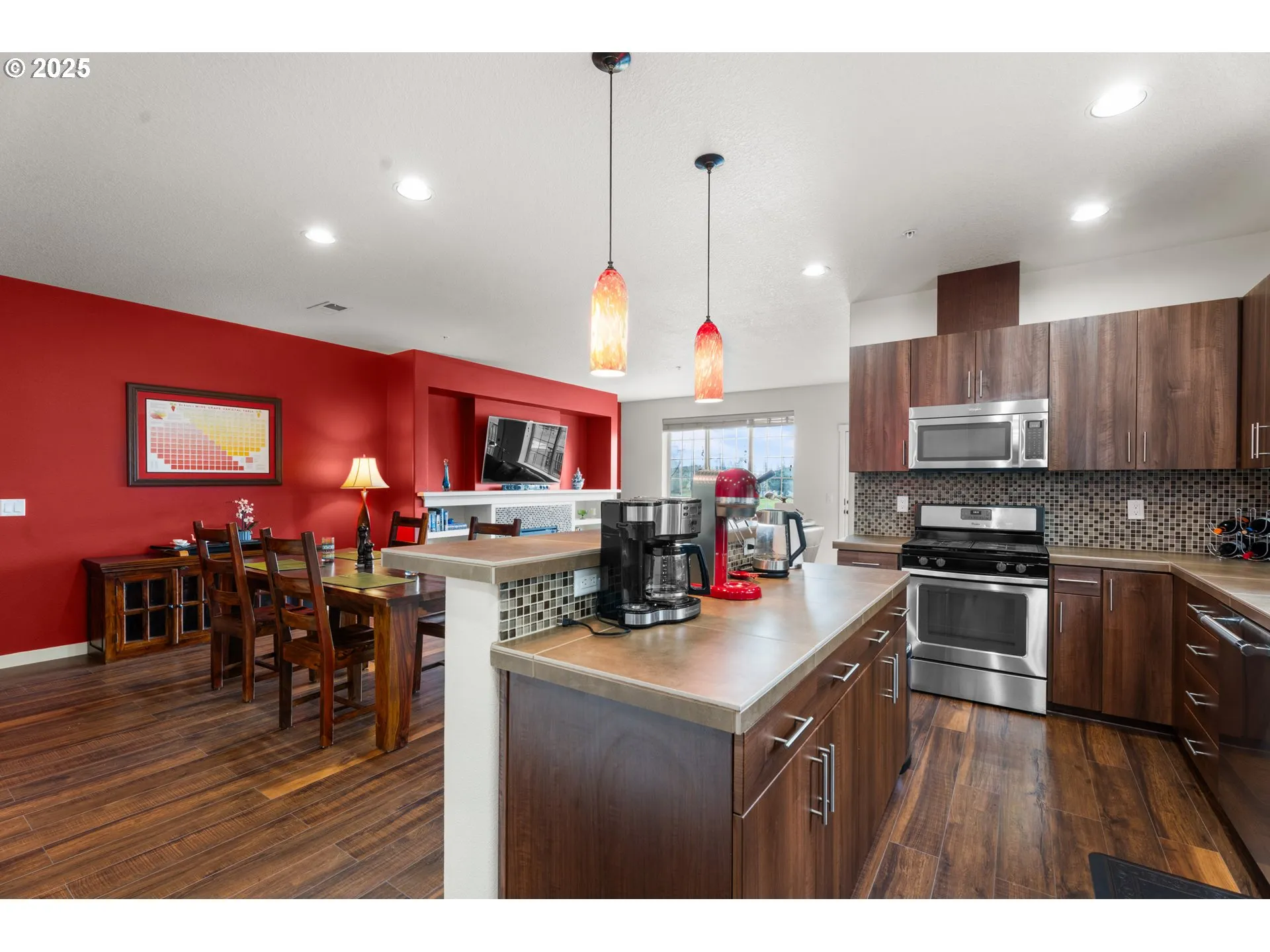 Kitchen/Dining Room-Island