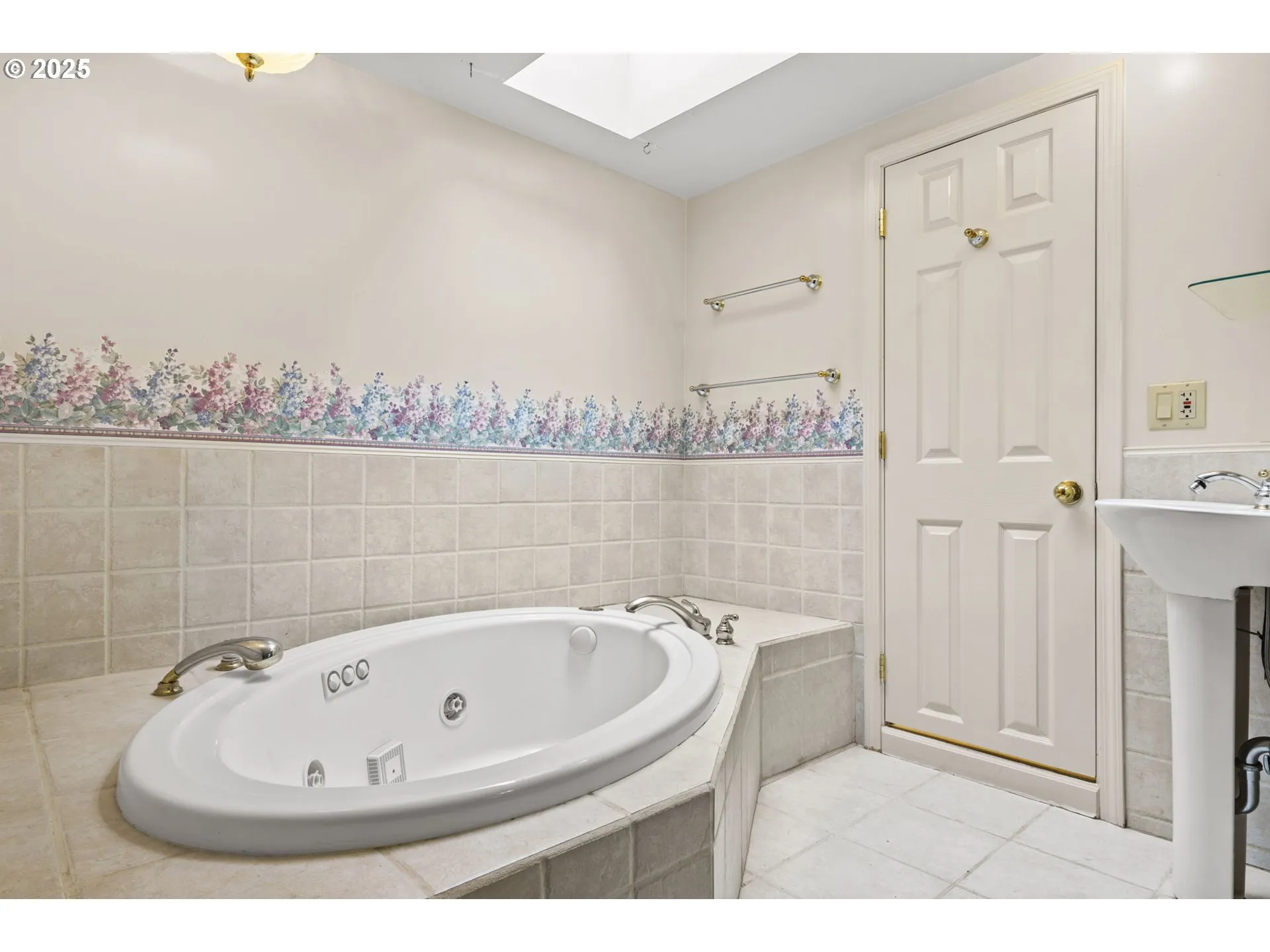 Bedroom, Owner's Suite-Skylight