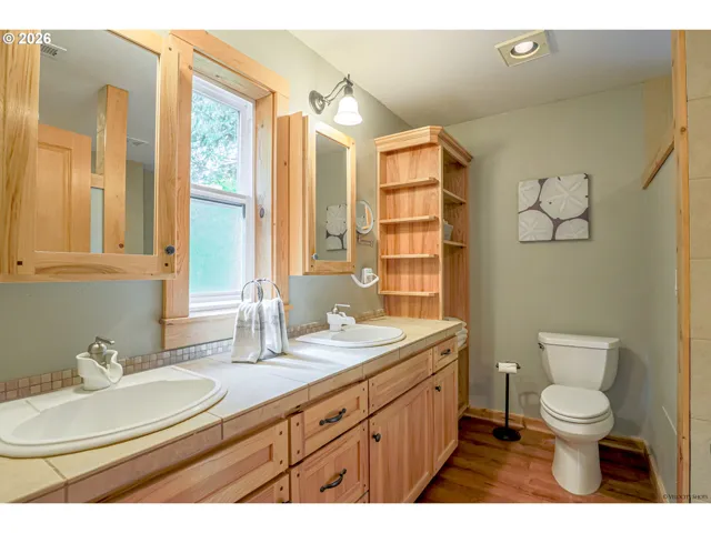 Bathroom, Attached