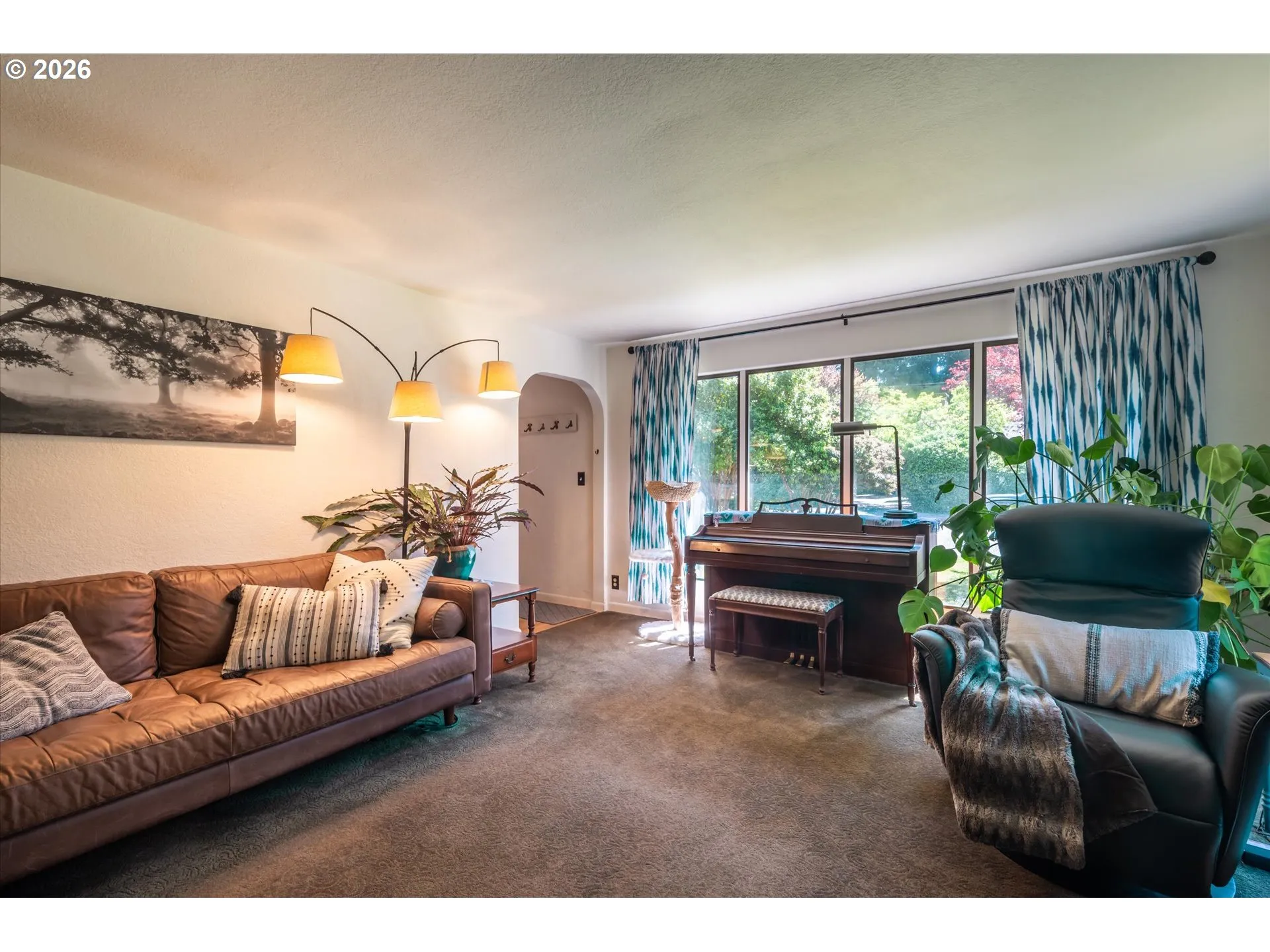Living Room/Entrance