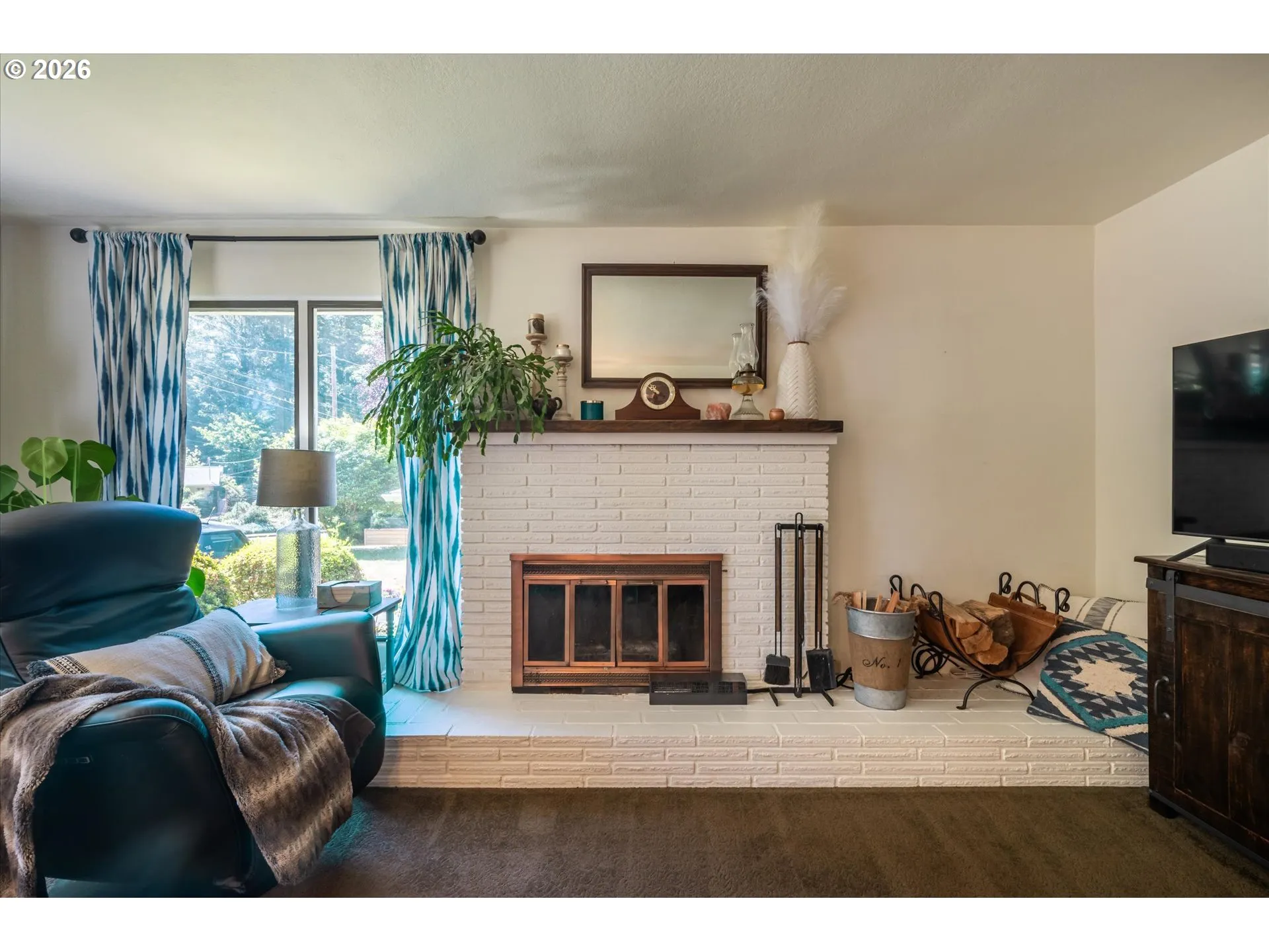 Living Room-Fireplace