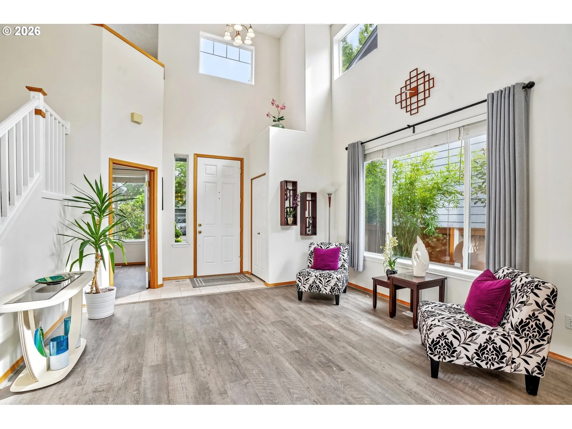 Living Room/Entrance