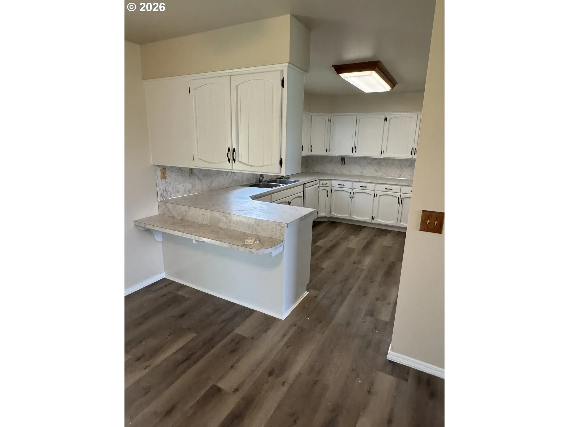 Kitchen-Breakfast Bar