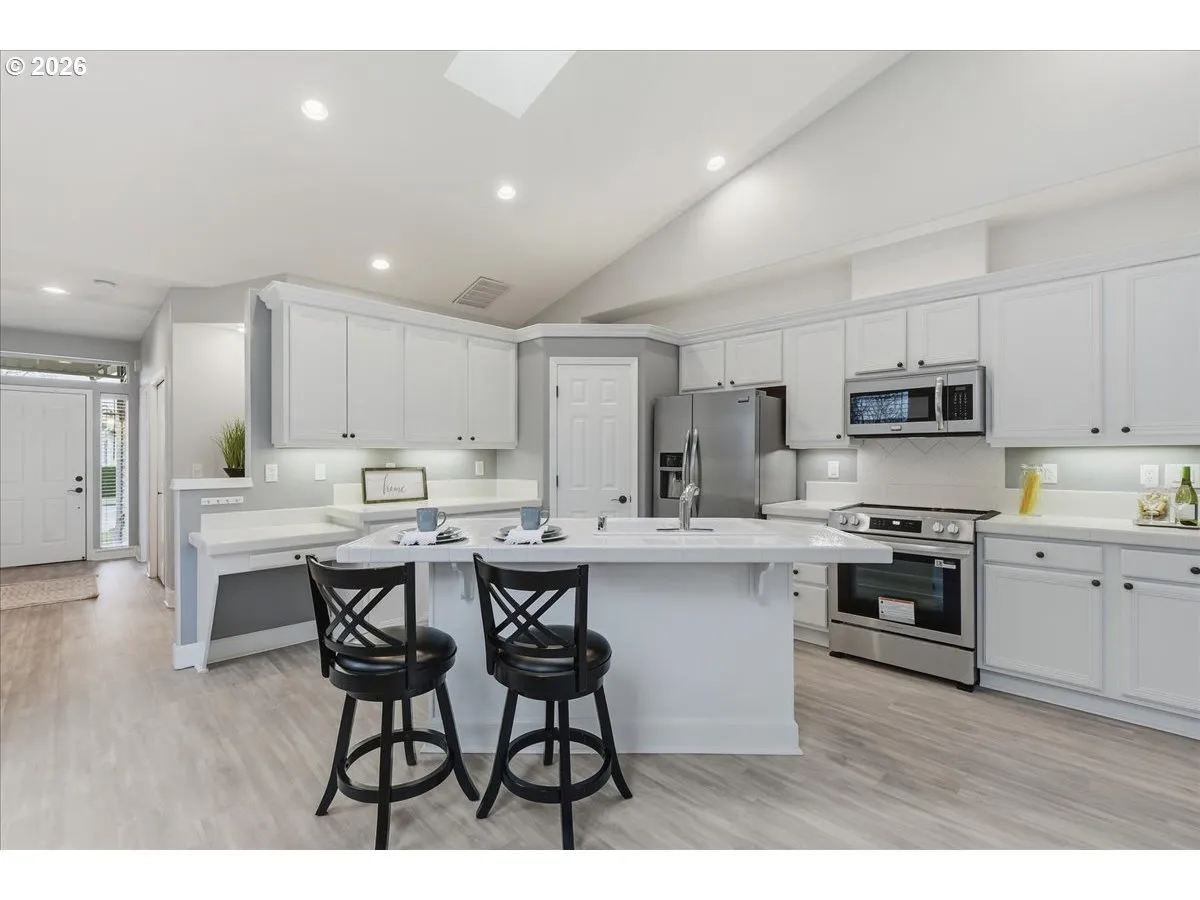 Kitchen-Breakfast Bar