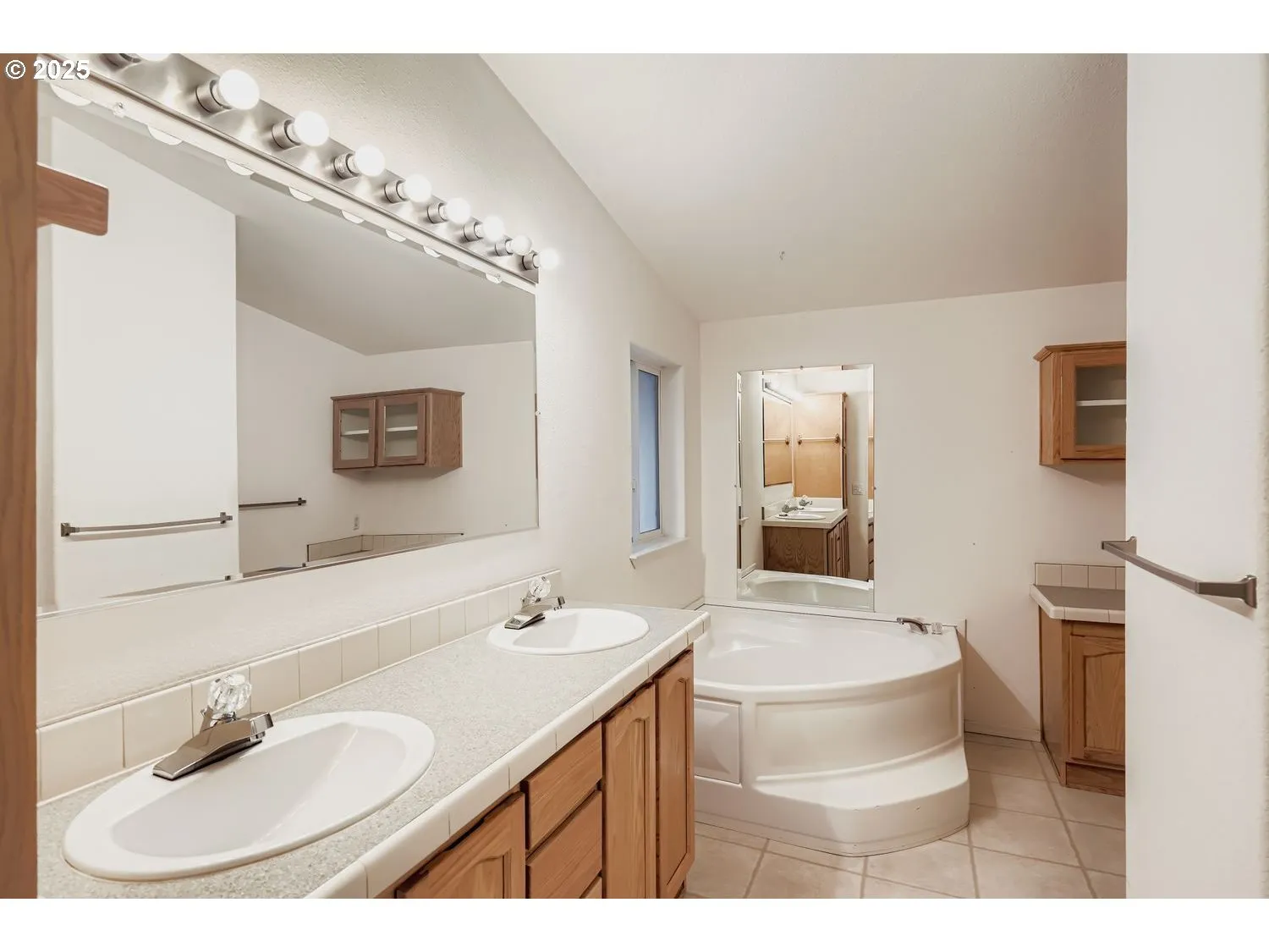 Bathroom, Attached-Garden Tub