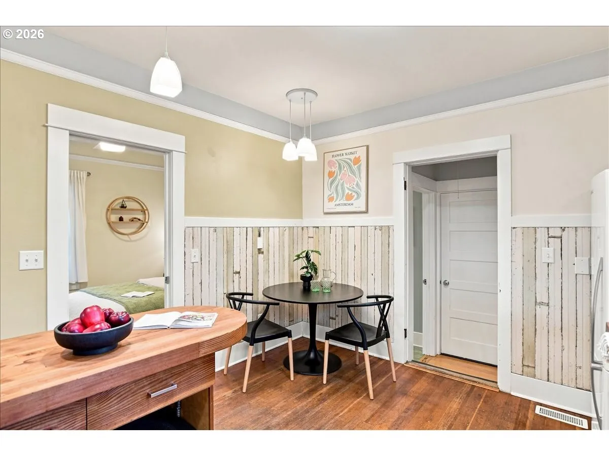 Kitchen-Eating Area