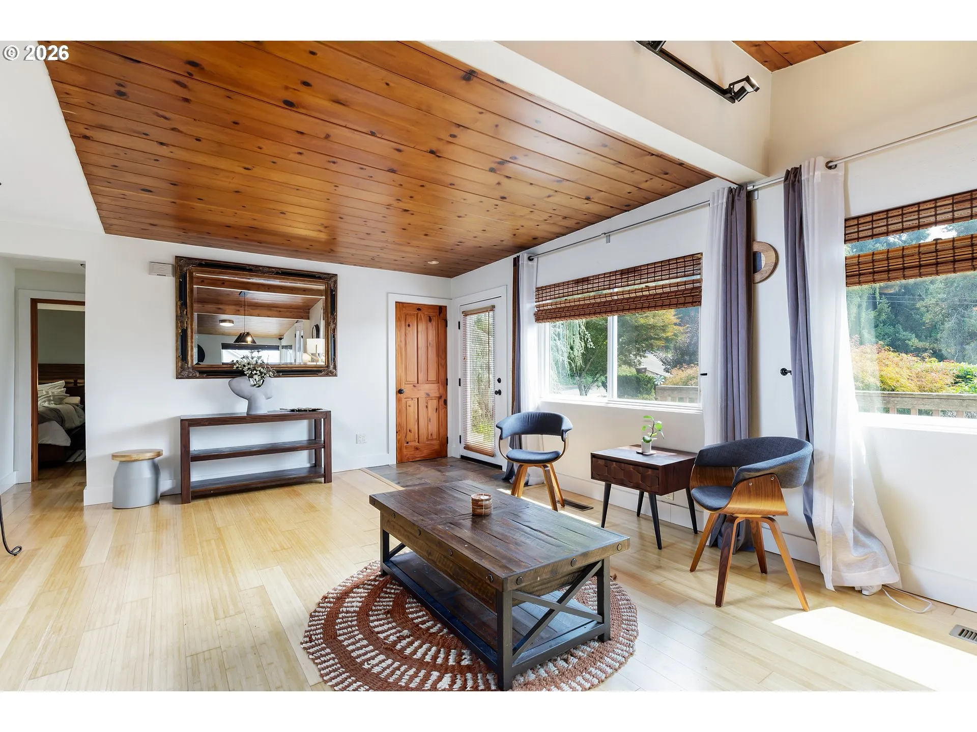 Living Room/Entrance