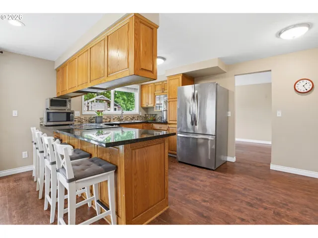 Kitchen-Breakfast Bar
