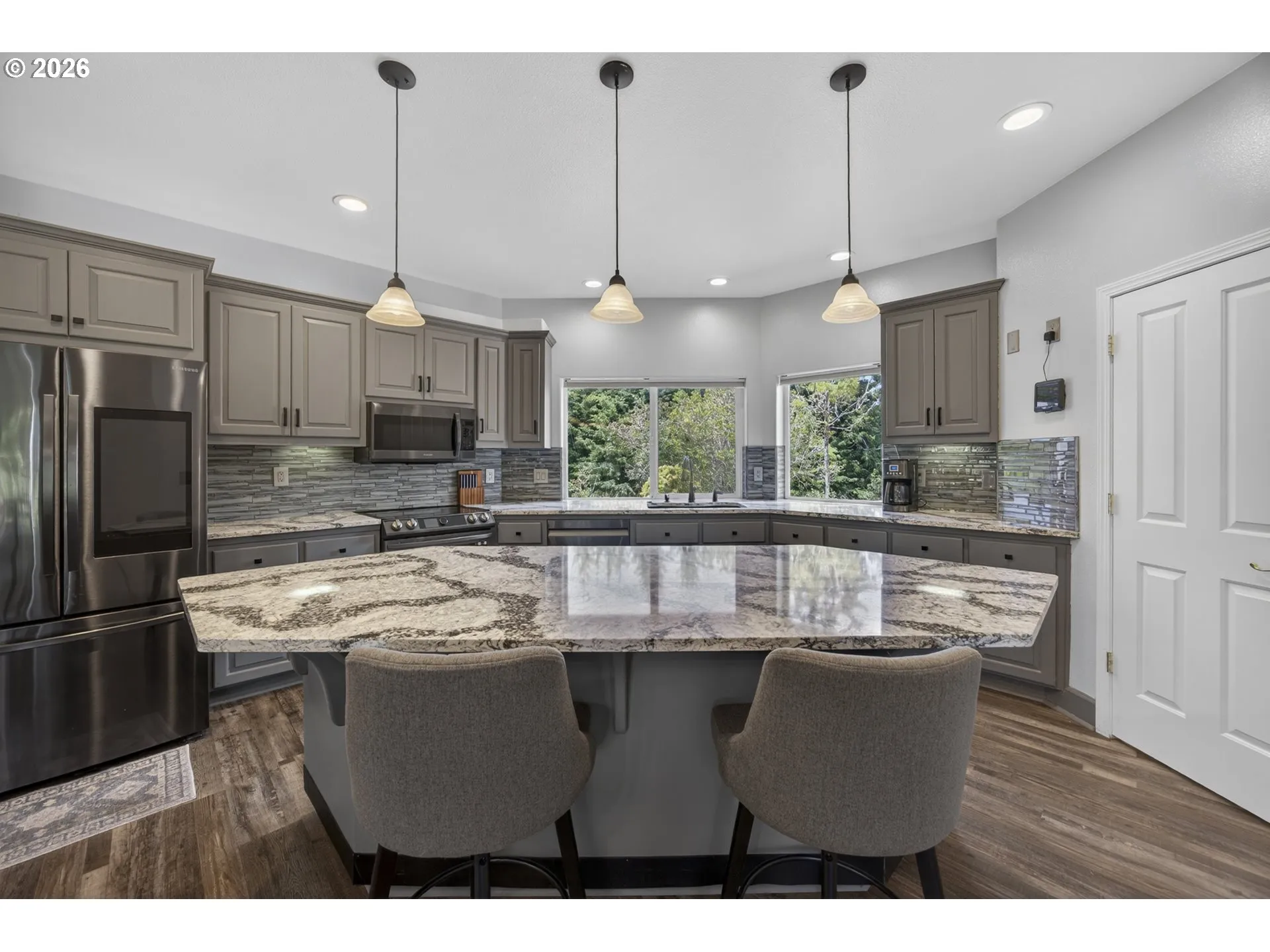 Kitchen-Breakfast Bar