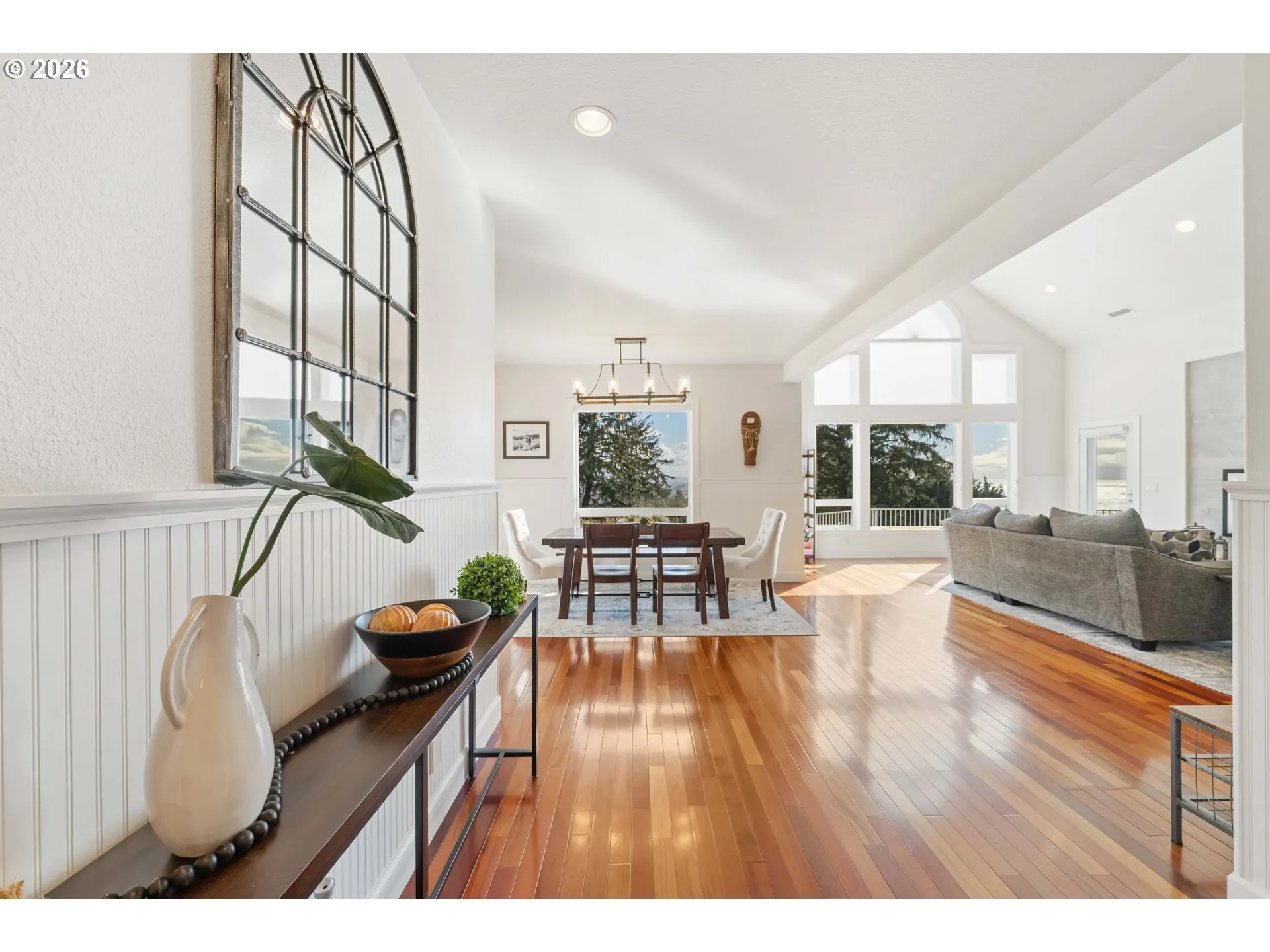 Living Room/Entrance