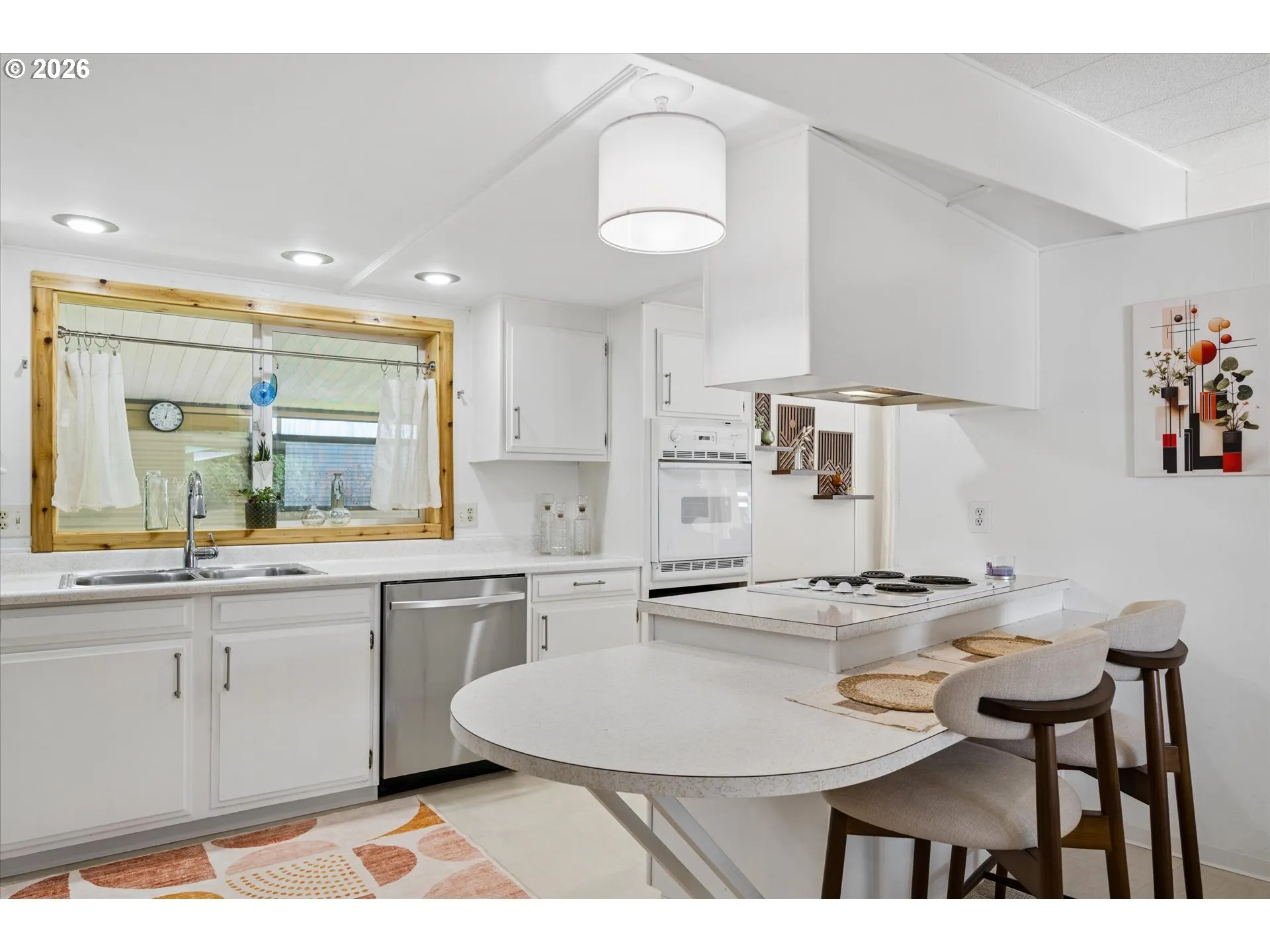 Kitchen-Breakfast Bar