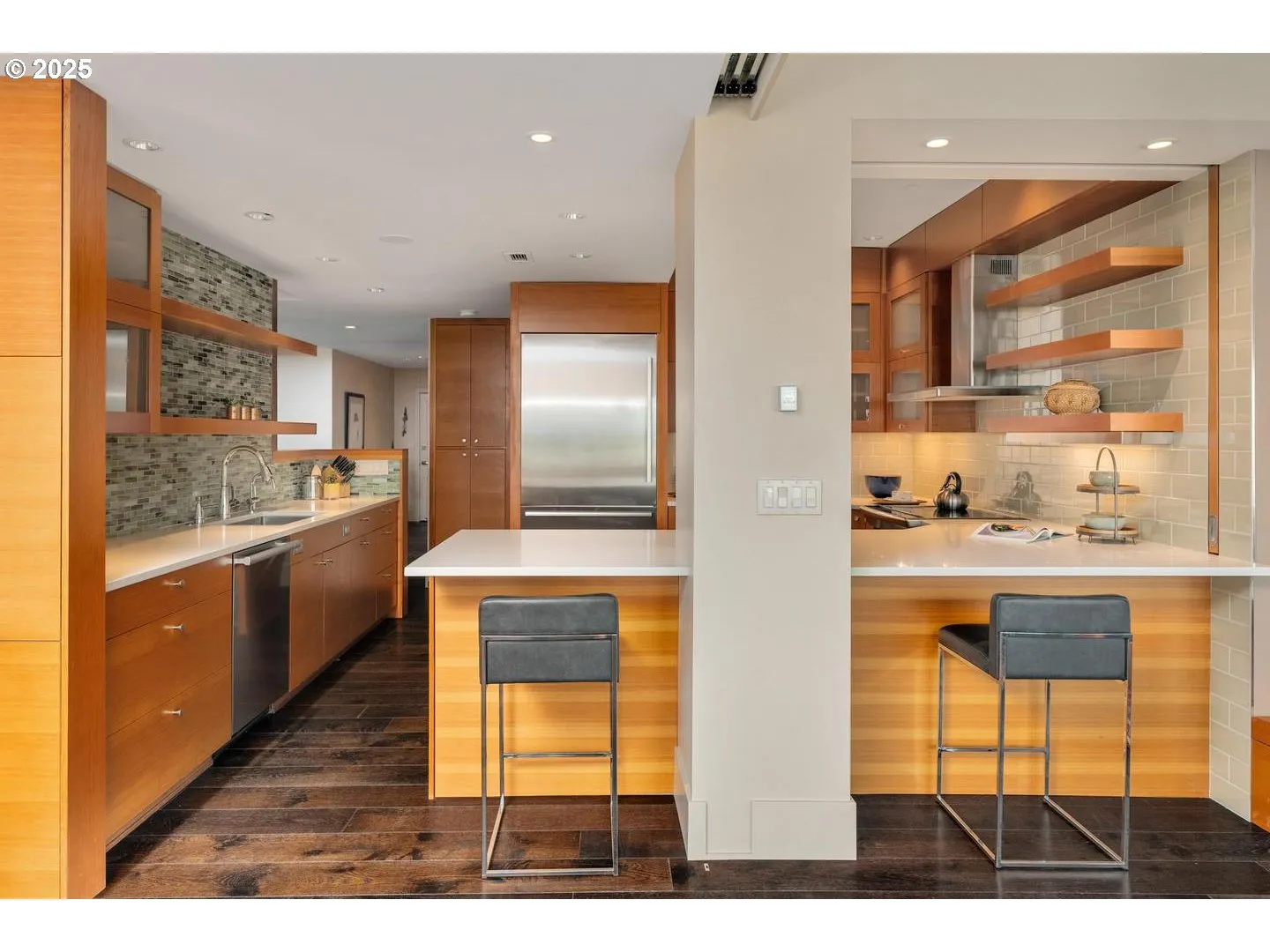 Kitchen-Breakfast Bar