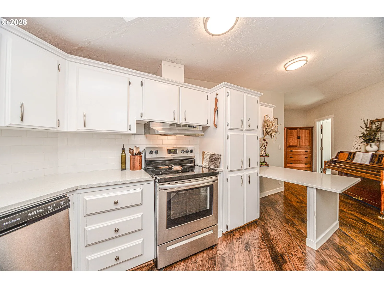 Kitchen-Breakfast Bar