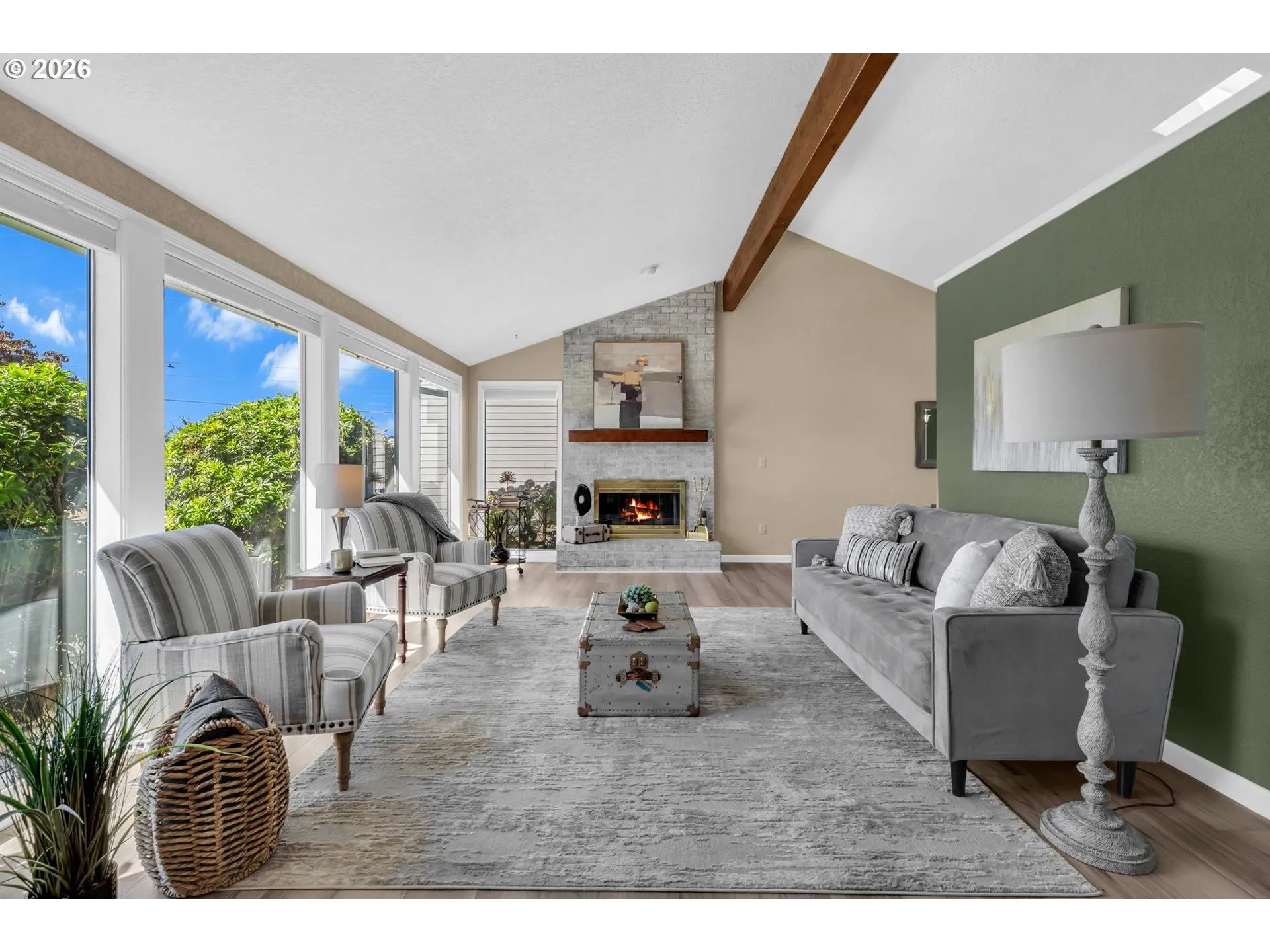 Living Room/Entrance