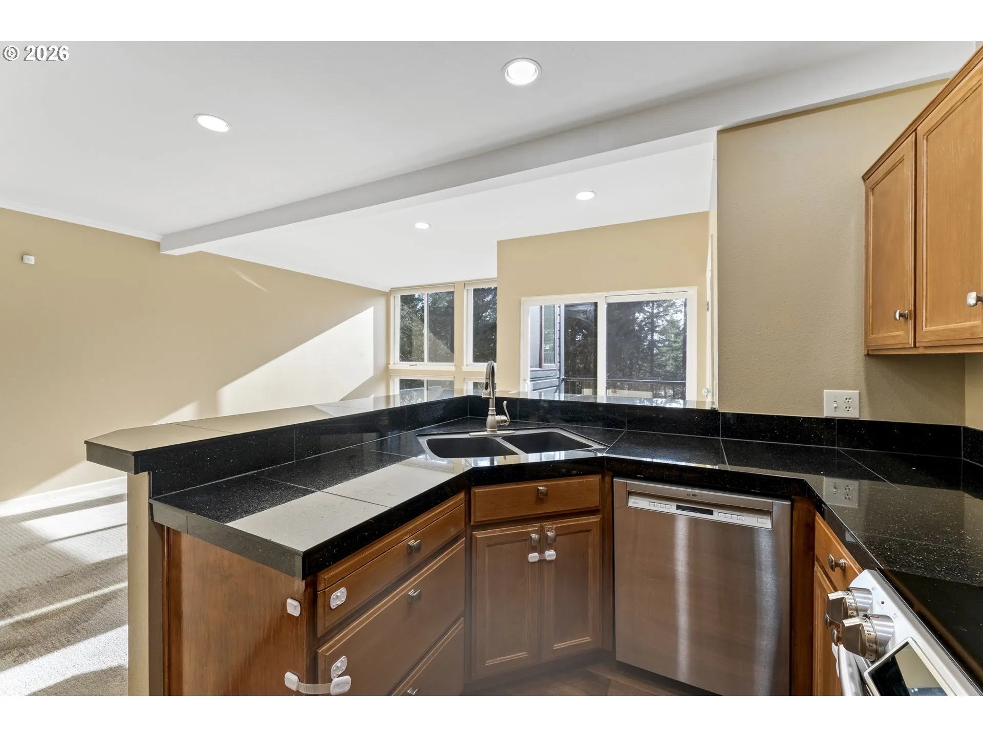 Kitchen-Breakfast Bar