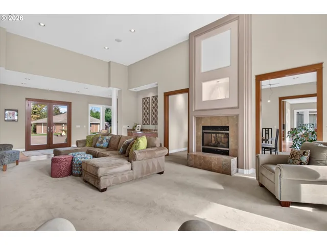 Living Room/Entrance