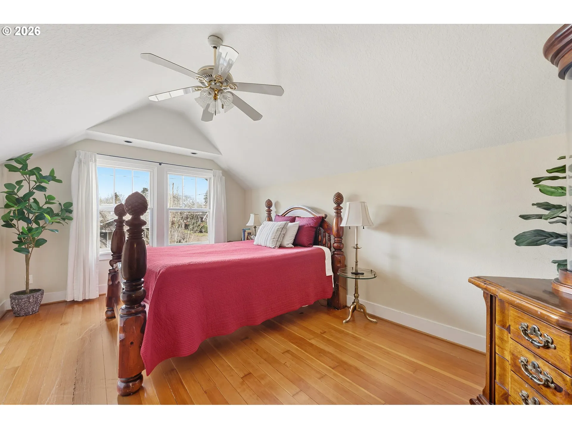 Bedroom, Owner's Suite-Vaulted Ceilings