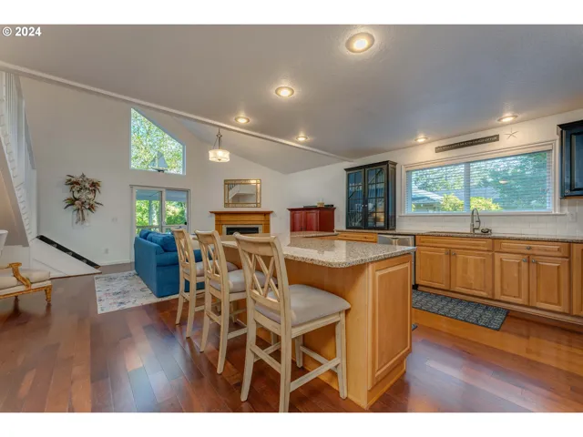 Kitchen-Breakfast Bar