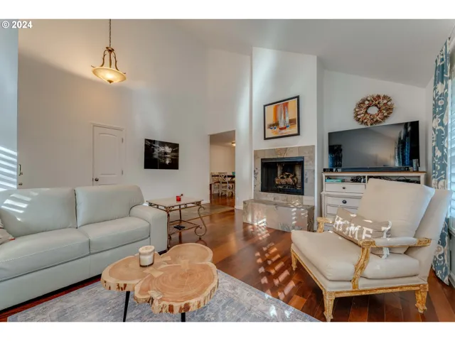 Living Room-Fireplace
