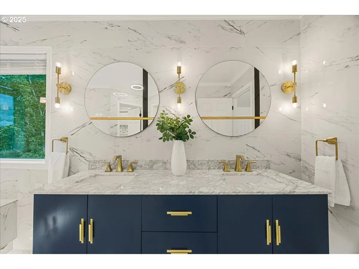 Primary Bedroom-Attached Bathroom