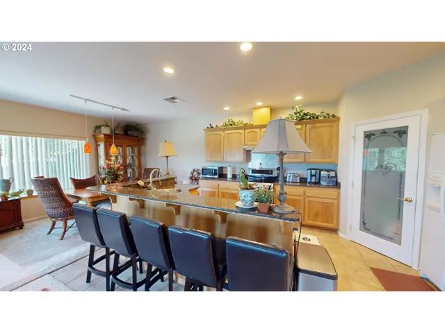 Kitchen-Breakfast Bar