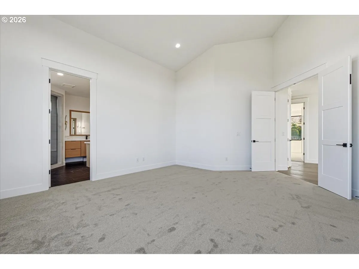 Bedroom, Primary-Vaulted Ceilings