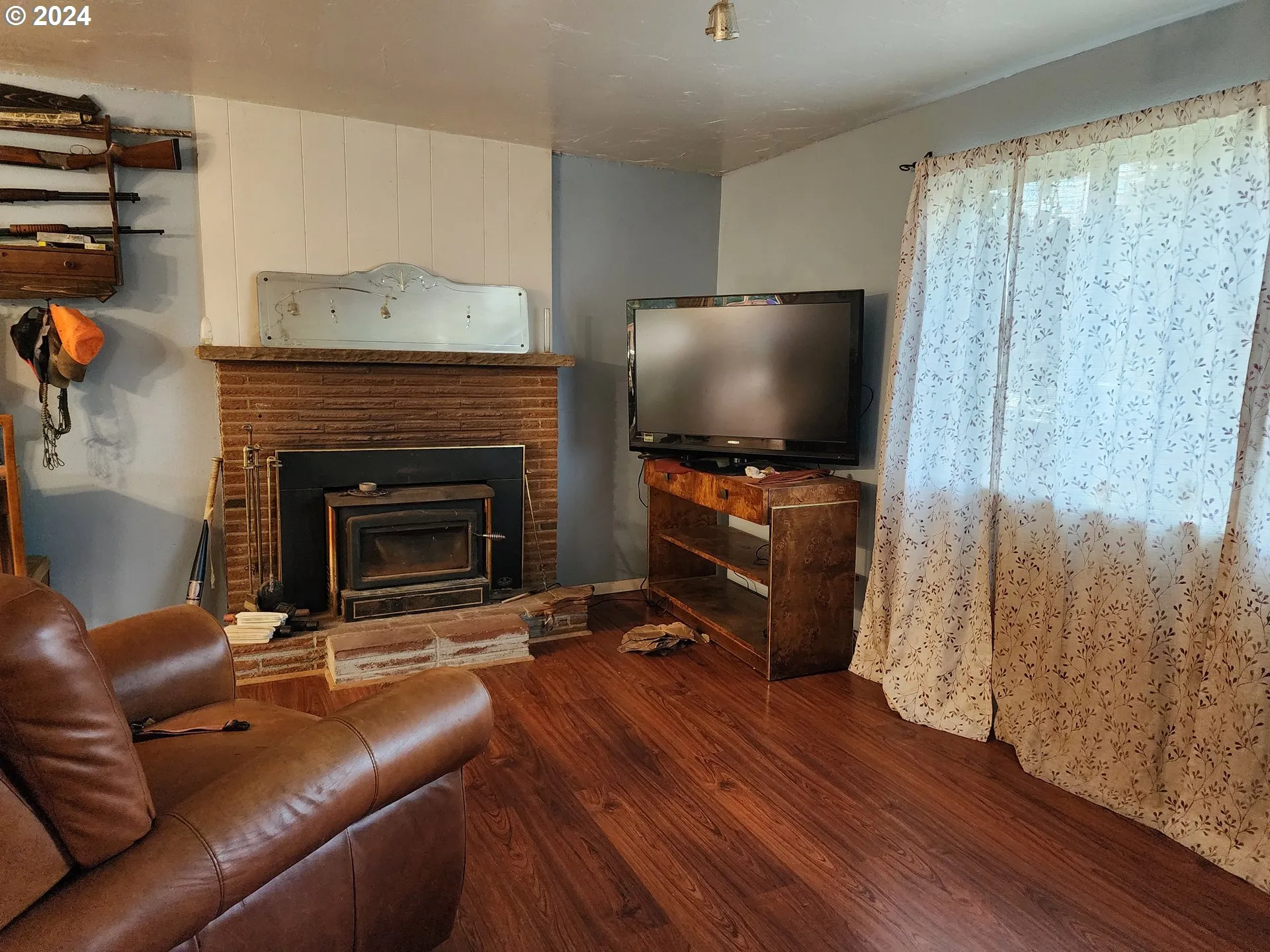 Living Room-Fireplace