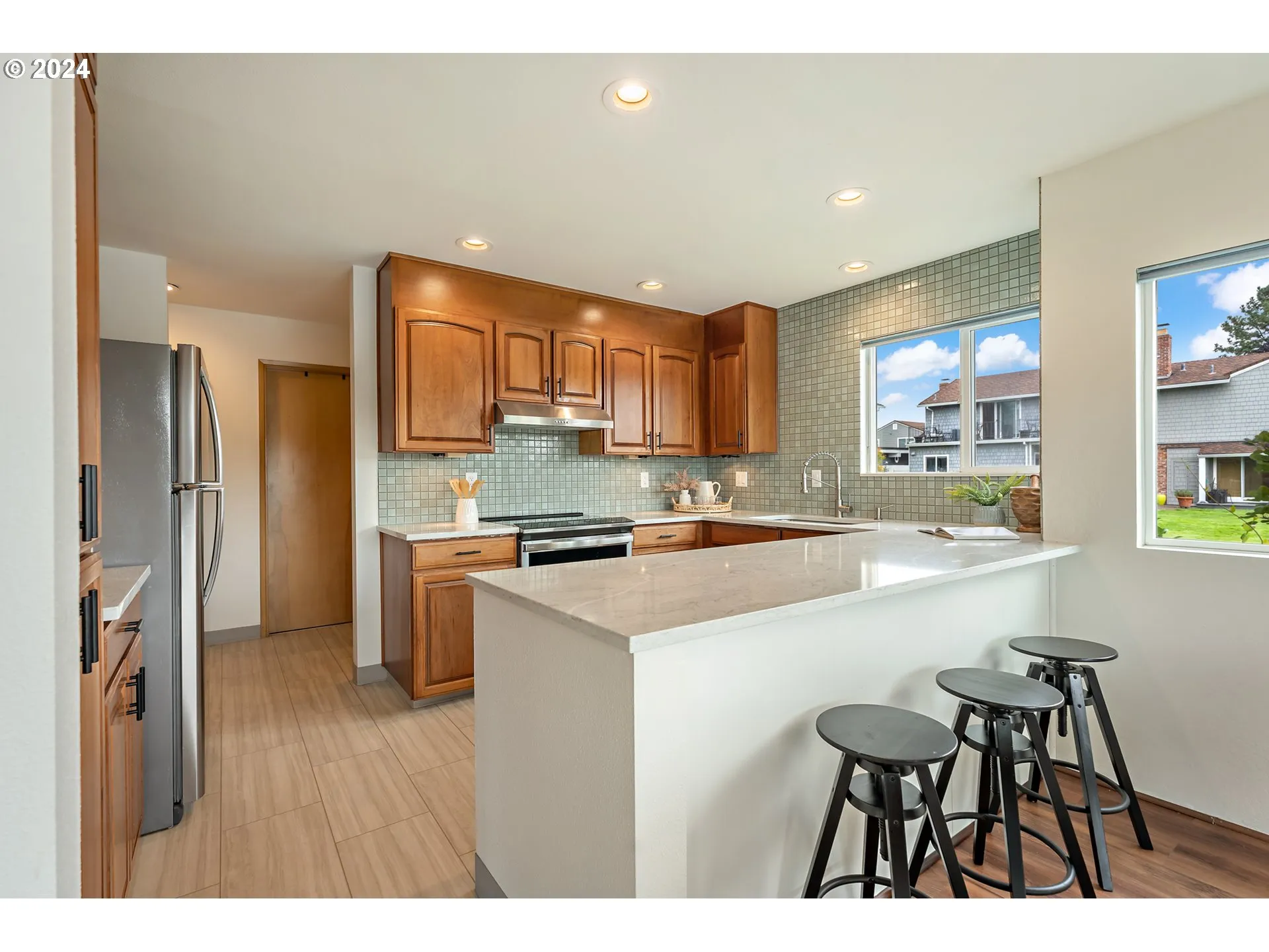 Kitchen-Breakfast Bar