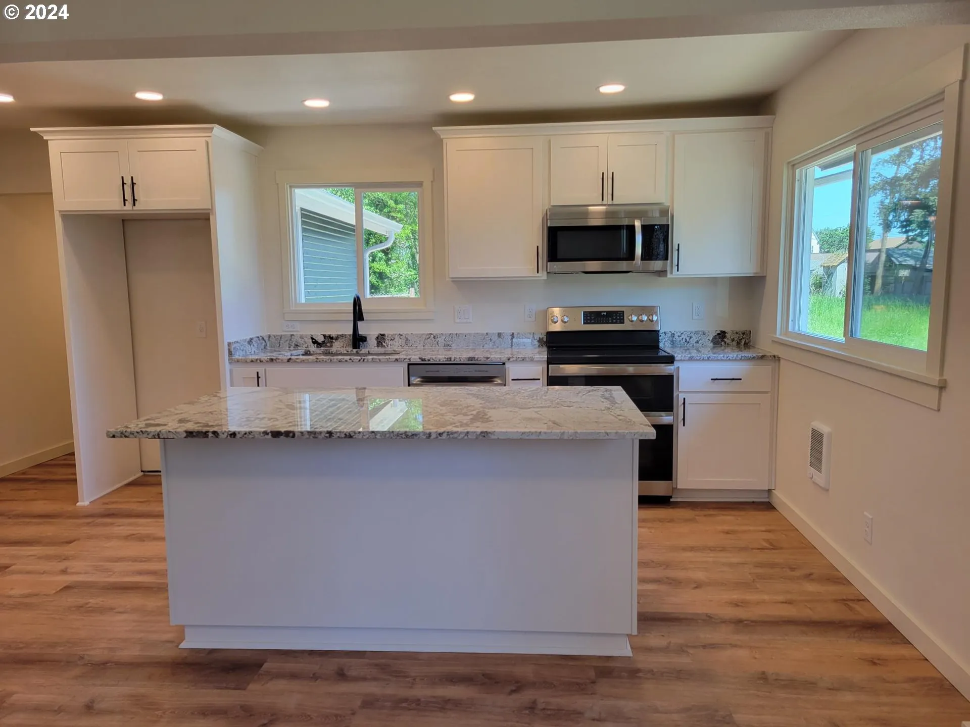 Kitchen-Breakfast Bar