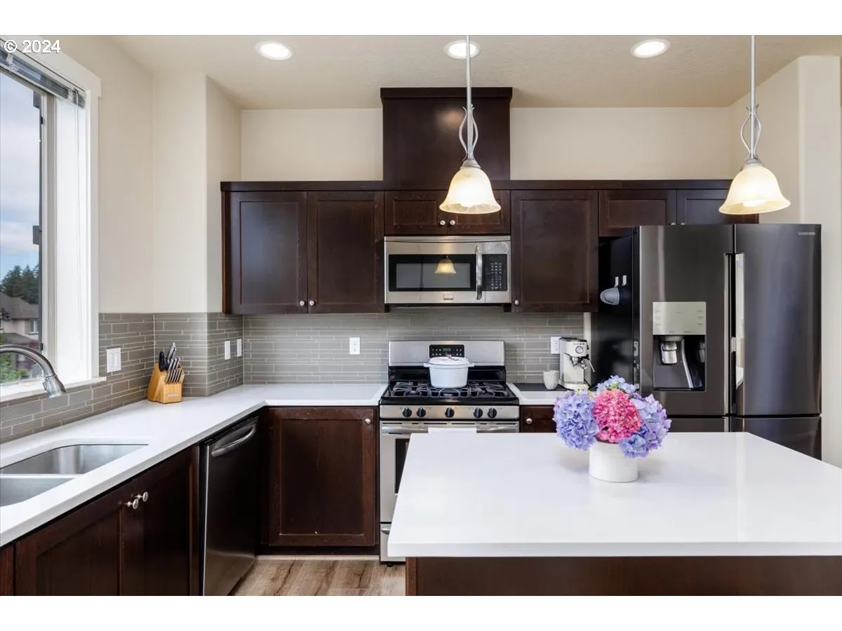 Kitchen-Breakfast Bar