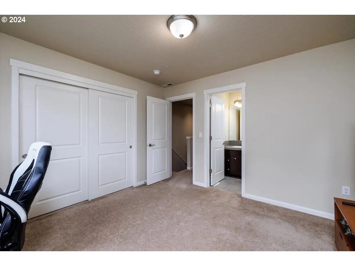Bedroom, Primary-Upper