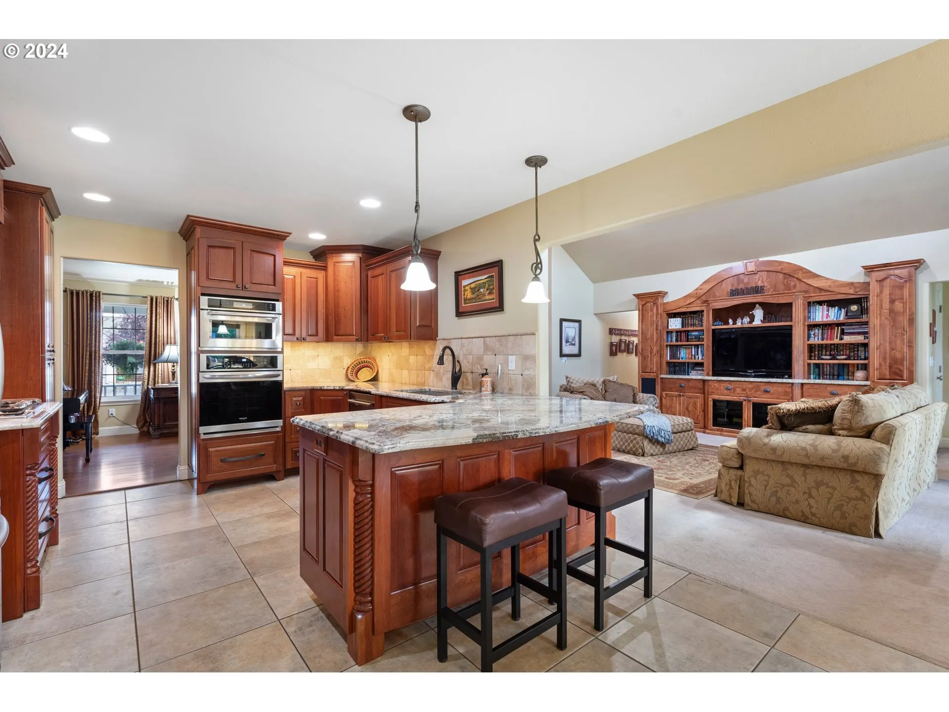 Kitchen-Breakfast Bar