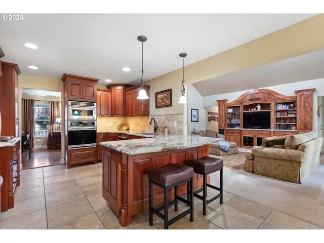Kitchen-Breakfast Bar