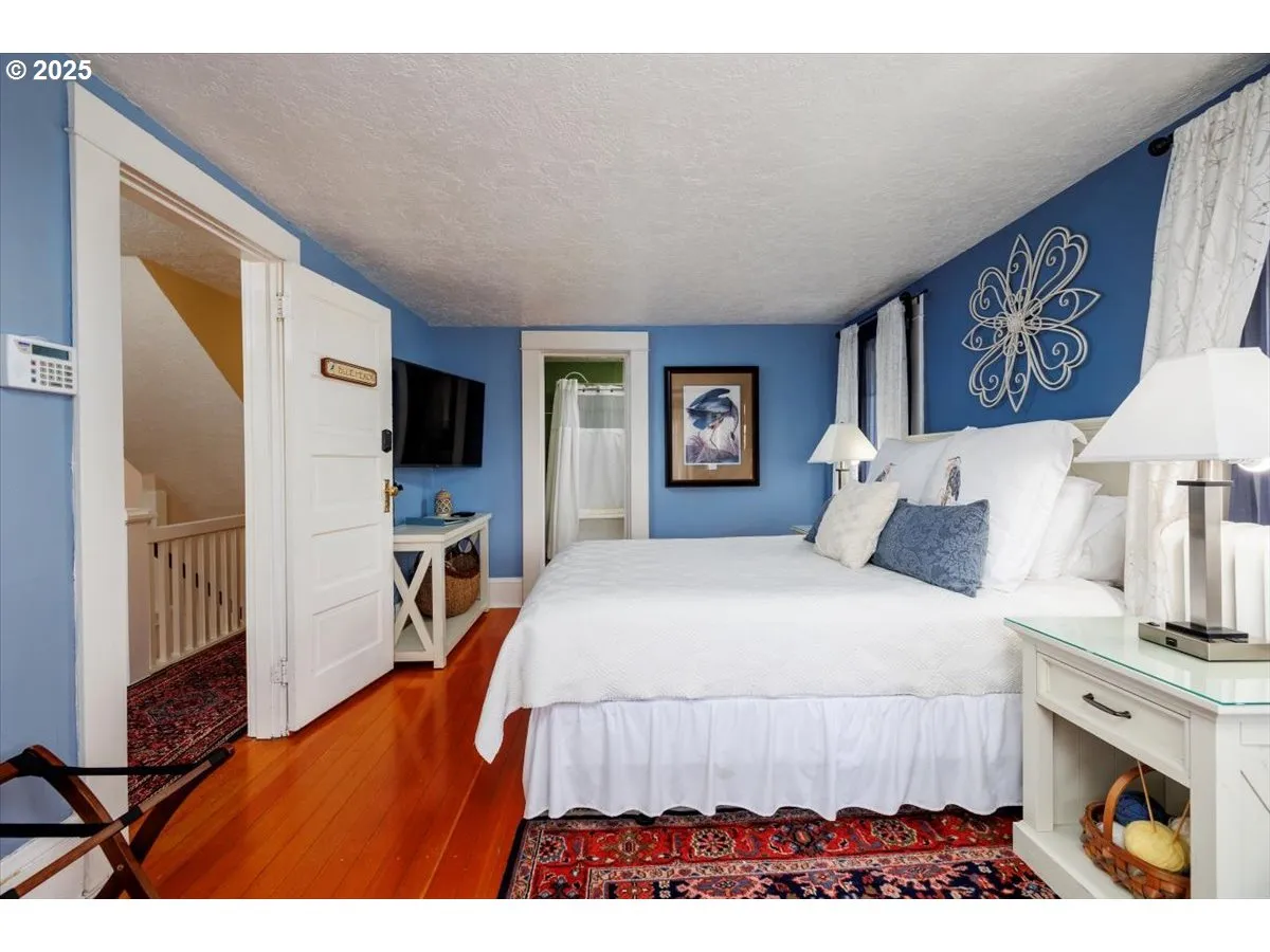 Primary Bedroom-Upper