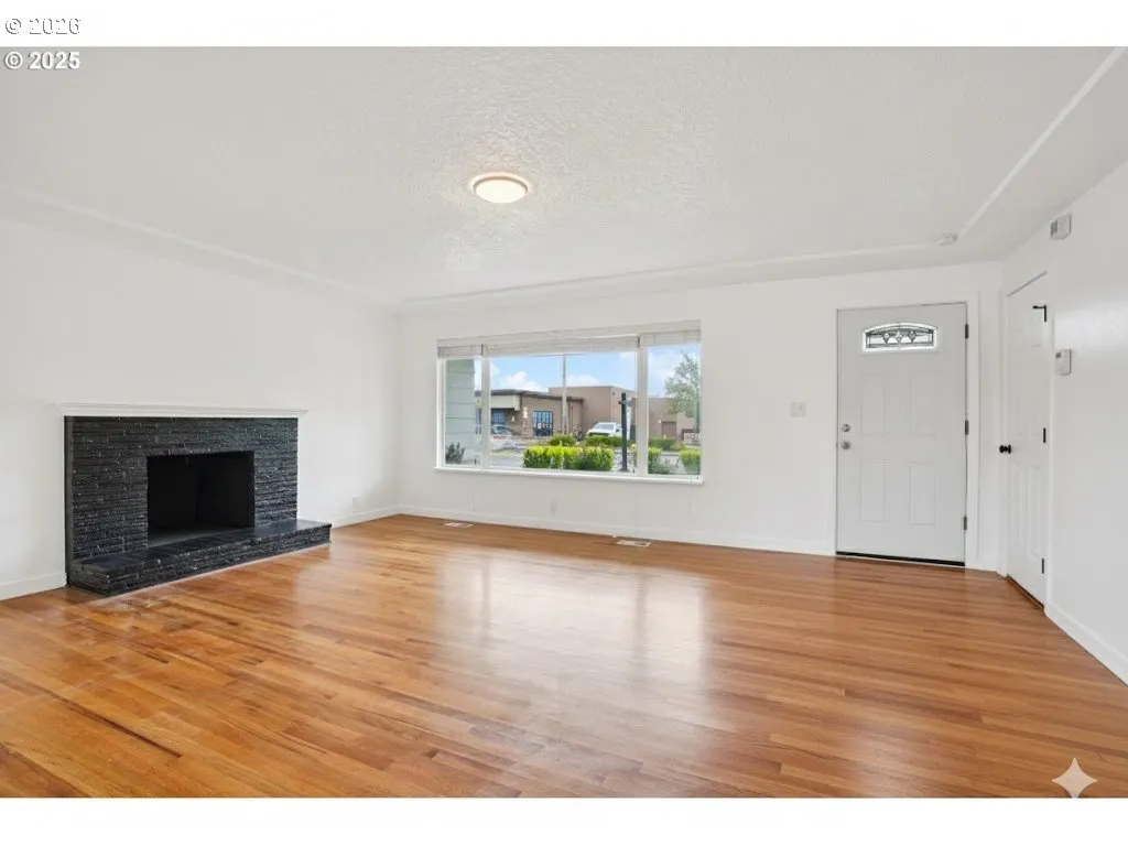 Living Room-Fireplace