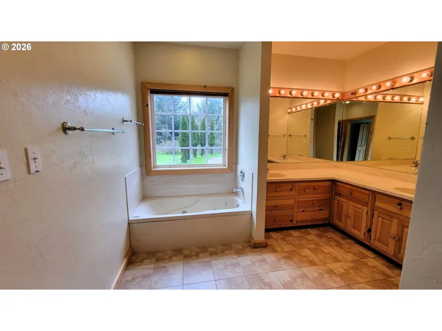 Bathroom, Attached-Garden Tub