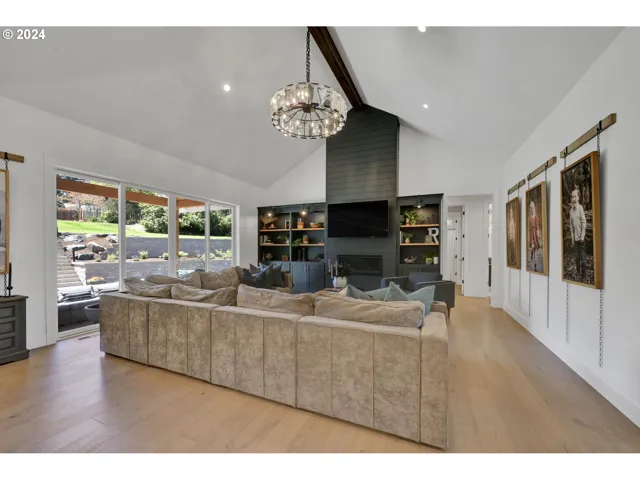Living Room-Vaulted Ceilings