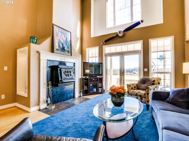 Living Room-Fireplace