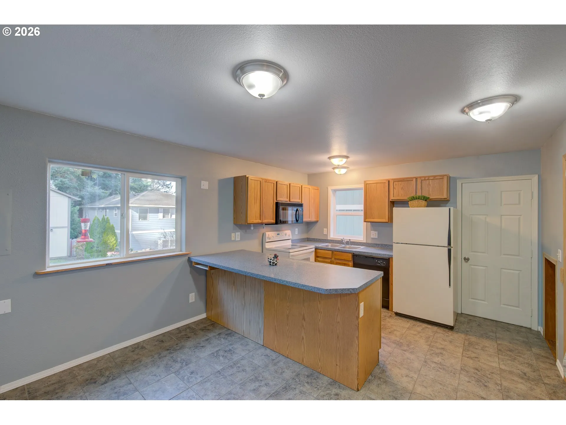 Kitchen-Breakfast Bar