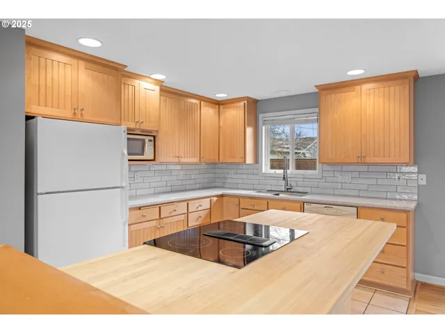 Kitchen-Breakfast Bar