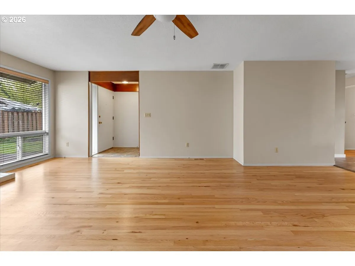 Living Room/Entrance