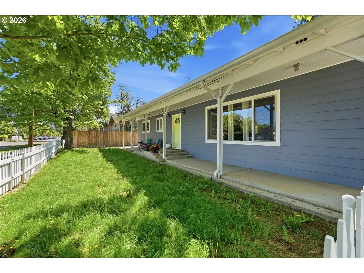 Front Yard-Fenced