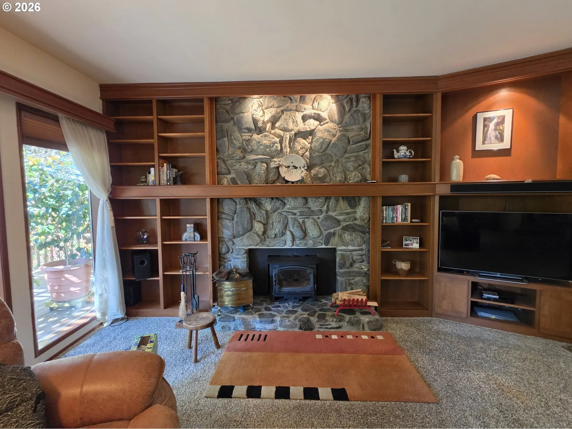 Living Room-Fireplace