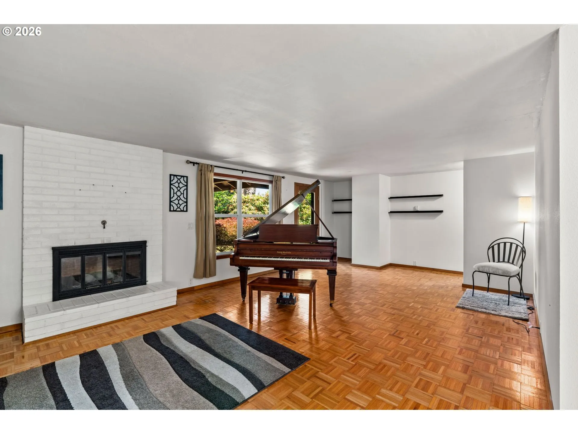 Living Room/Entrance