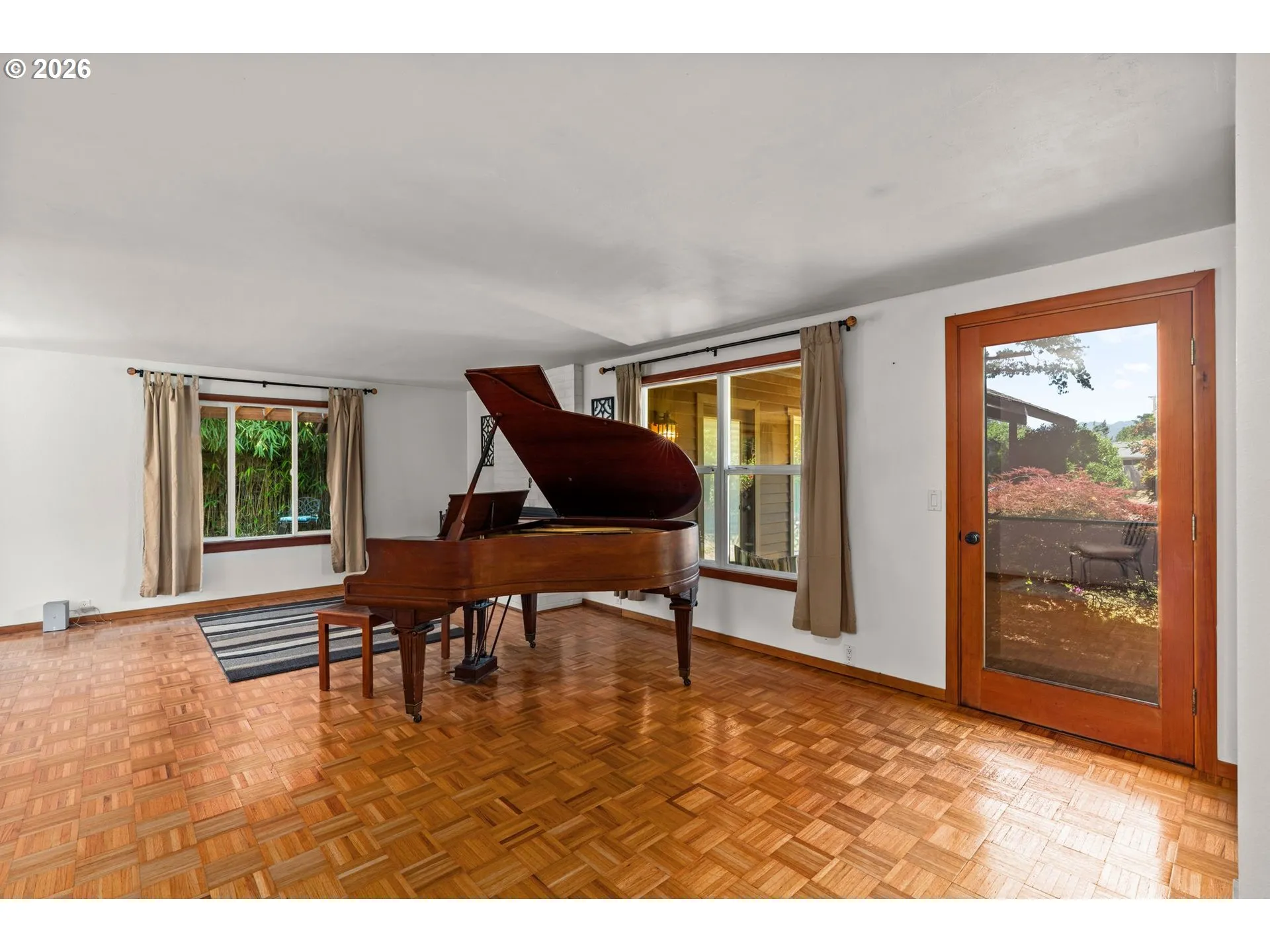 Living Room/Entrance