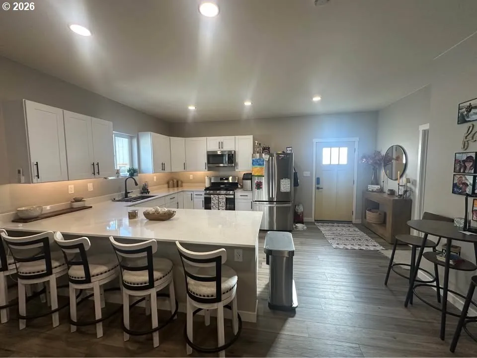 Kitchen-Breakfast Bar