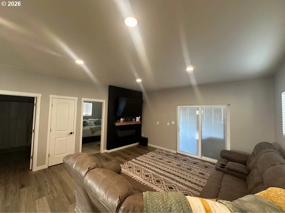 Living Room-Fireplace